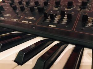 CORSI PERSONALIZZATI PER PRODUCER, SONG WRITER, REMIXER - STRUMENTI ANALOGICI